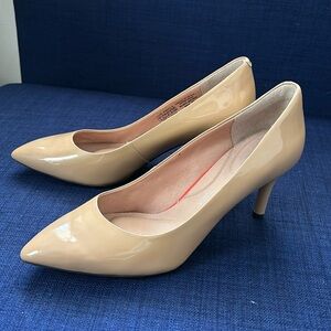 Like NEW- Rockport total motion nude patent leather pumps size 8